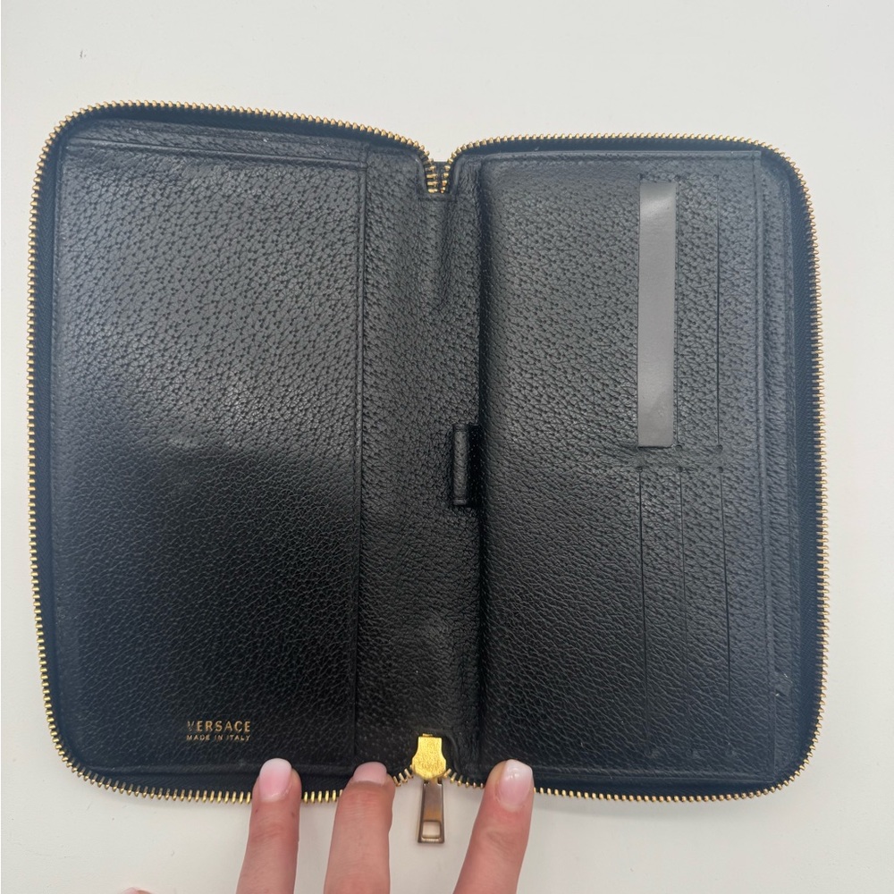 🚨🚨SOLD🚨🚨Versace Medusa Organizer - Picture 3 of 7